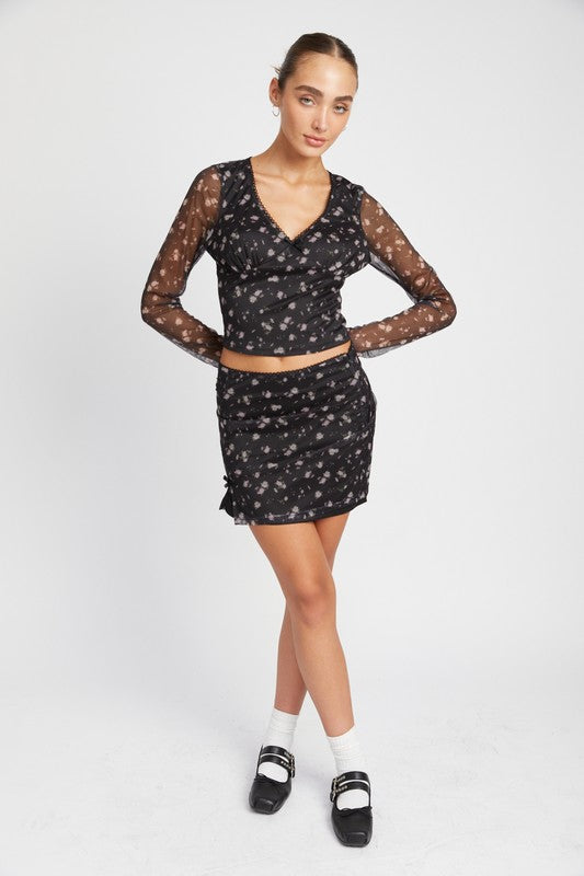 BLACK FLORAL Floral Print Mesh Crop Top With V Neck