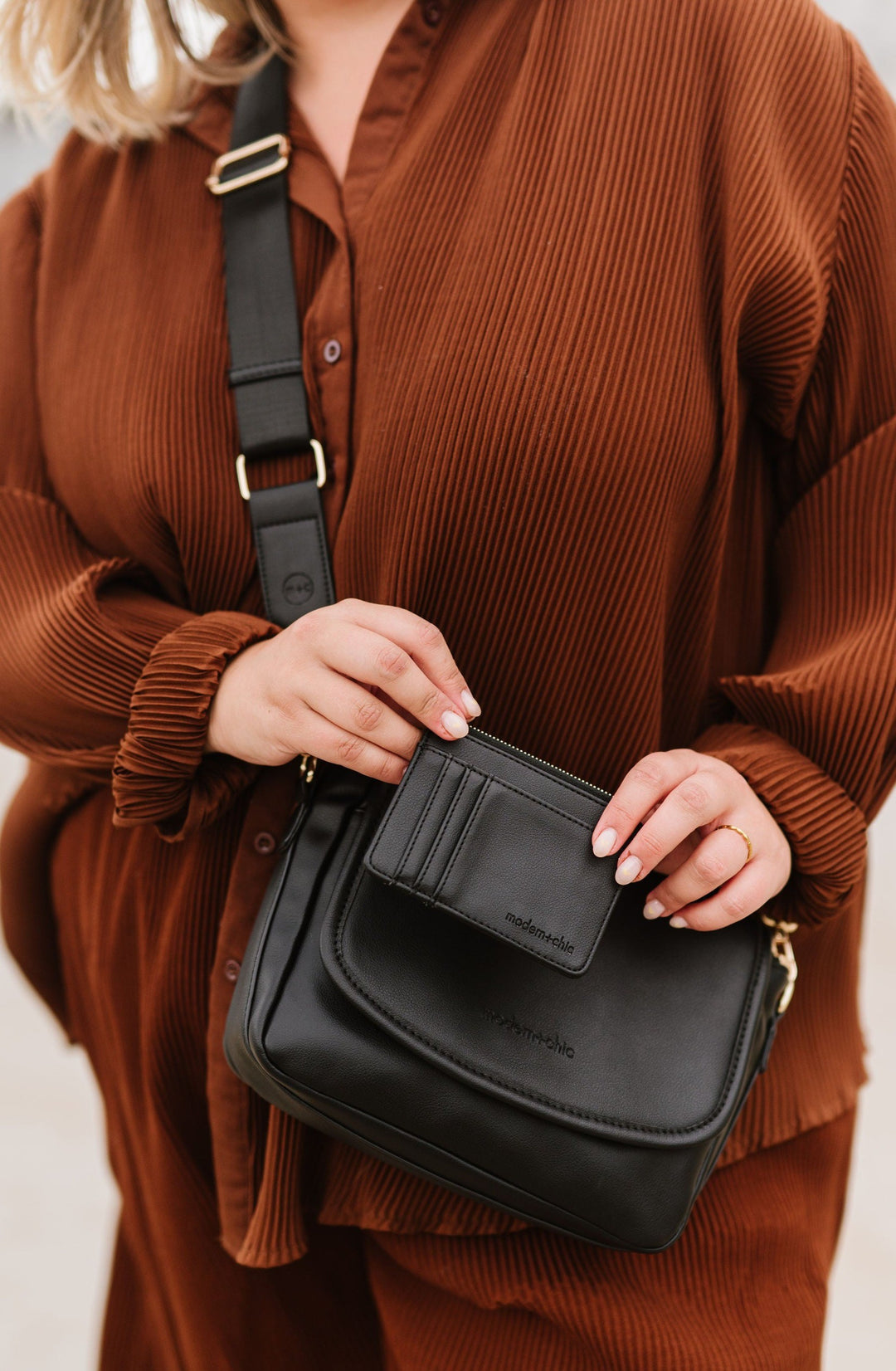 Ebony Signature Crossbody Shoulder Bag With Card Wallet