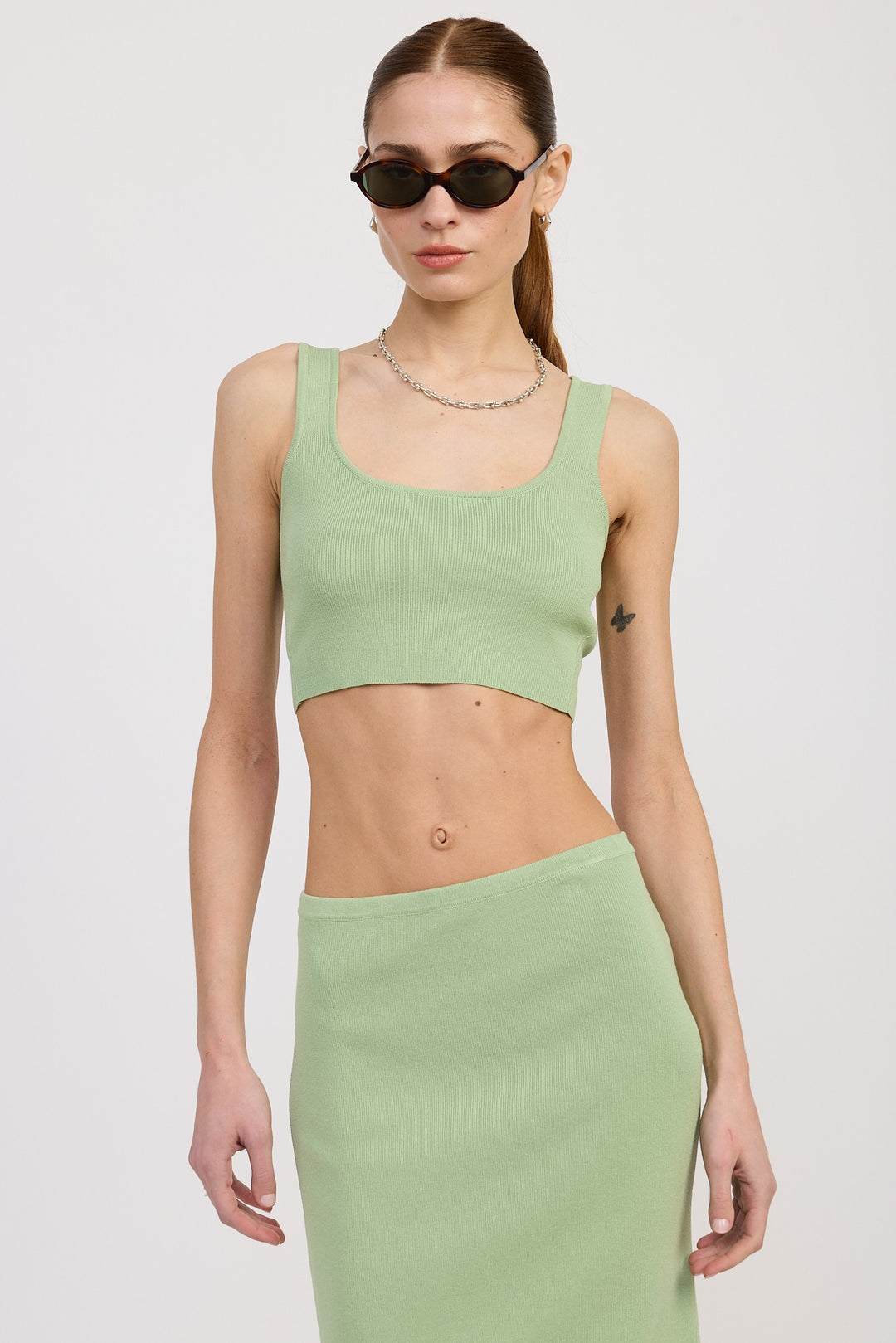 Sleevelss Cropped Top With Back Twist