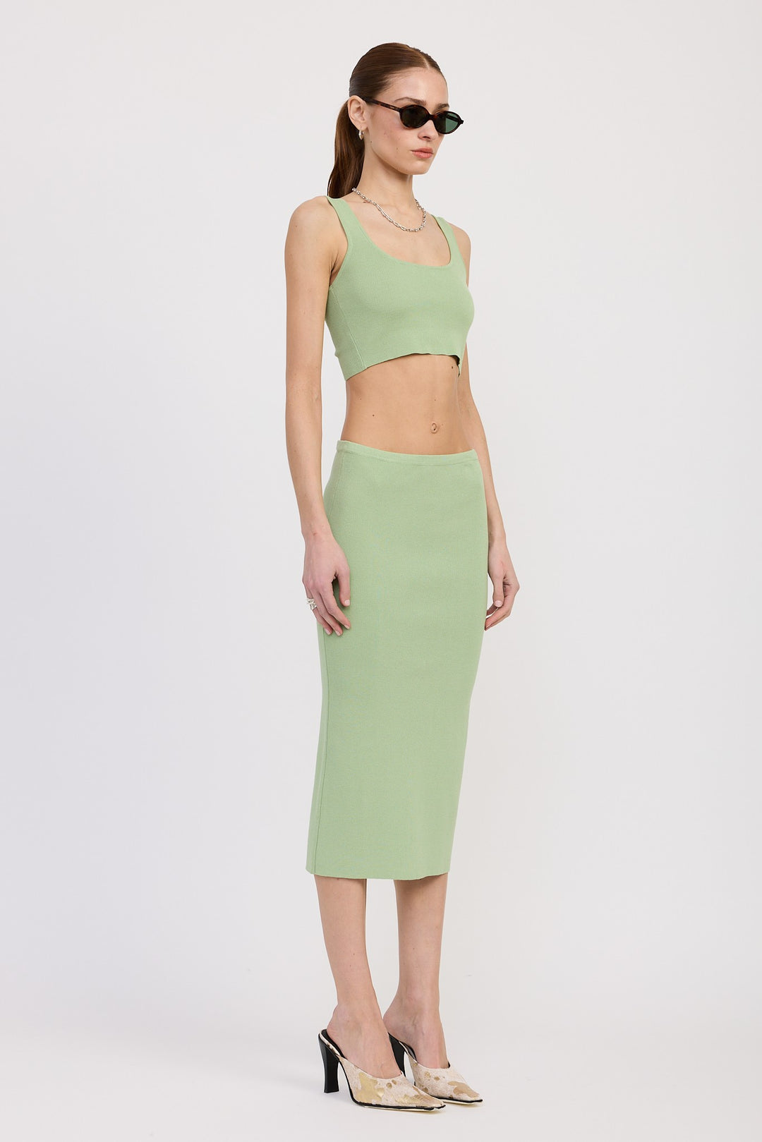 Sleevelss Cropped Top With Back Twist