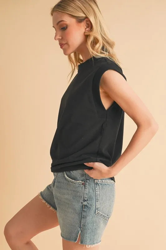 Aemi Co Solid Color Round Neck Sleeveless Top